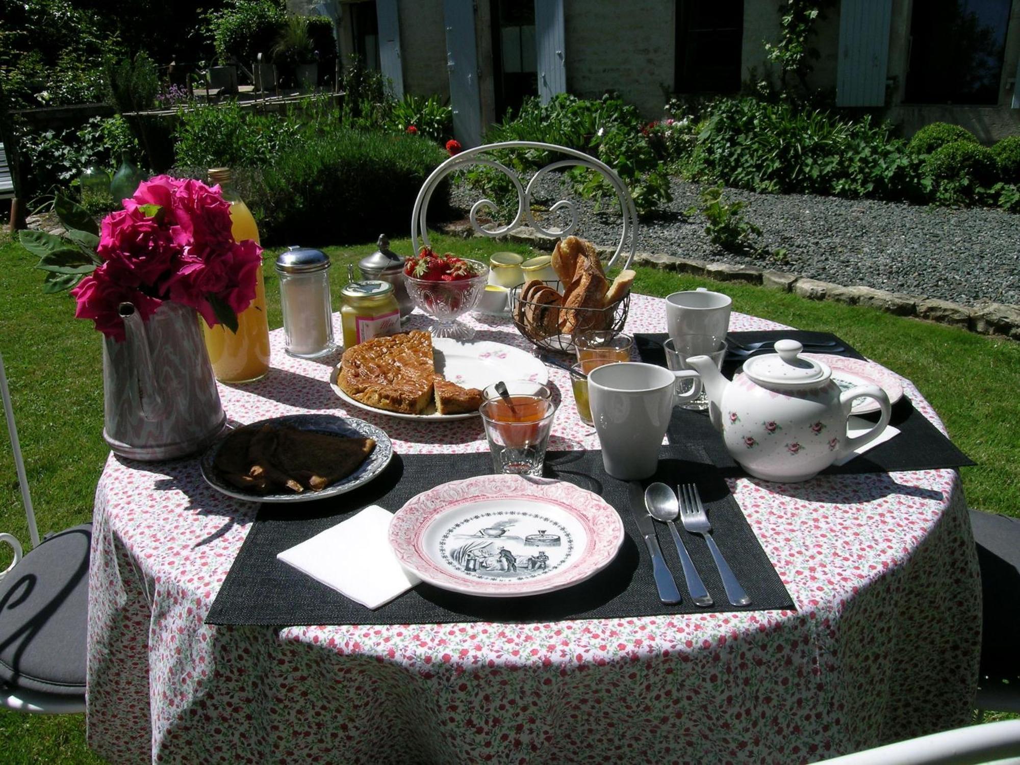 Les 2 Madeleine Bed & Breakfast Saint-Saturnin-du-Bois Exterior photo